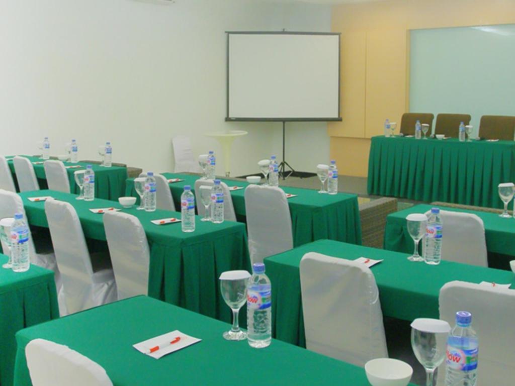 Dragon Inn Kendari Exterior photo